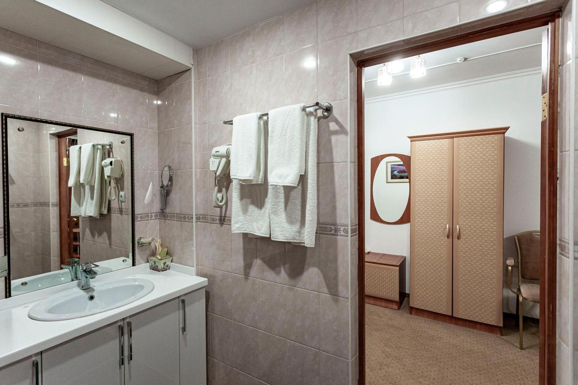 Kurmet Hotel Uralsk Exterior foto