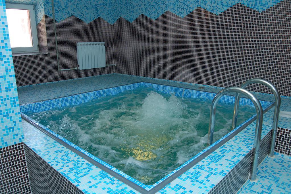 Kurmet Hotel Uralsk Exterior foto